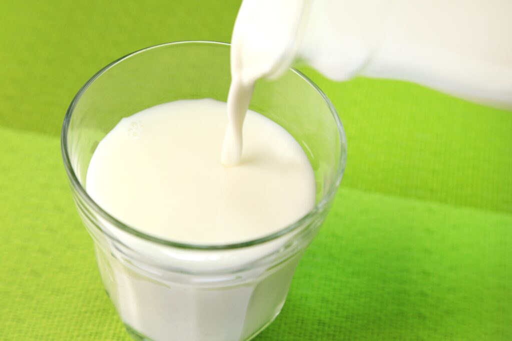 子供には牛乳と乳飲料、どっちがいいの？